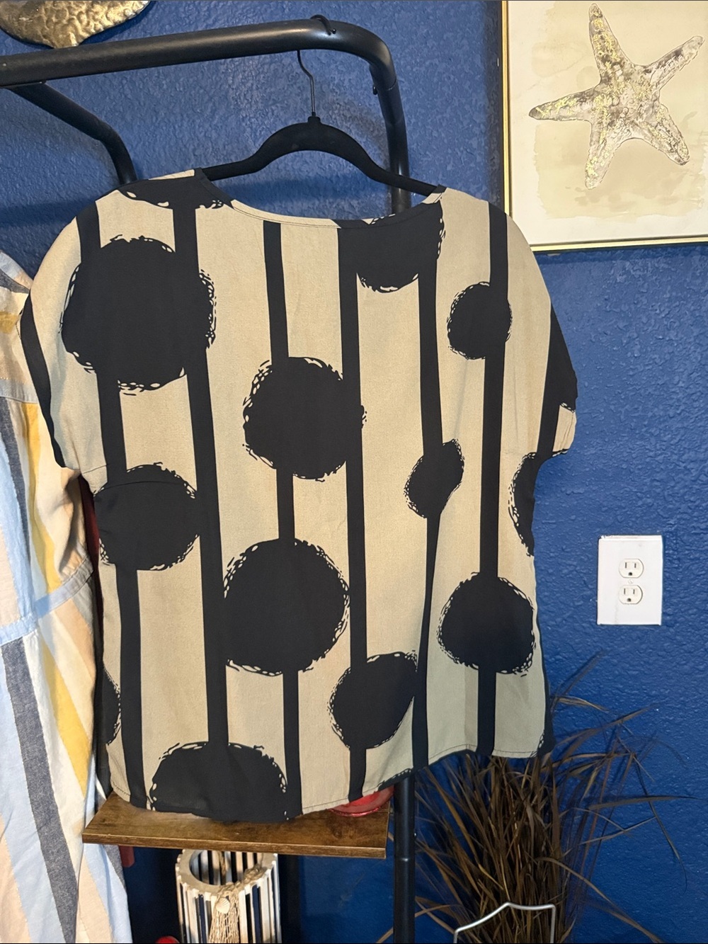 Short Sleeve Graphic Dot & Stripe Tee in Beige/Black - Picture 2 of 4